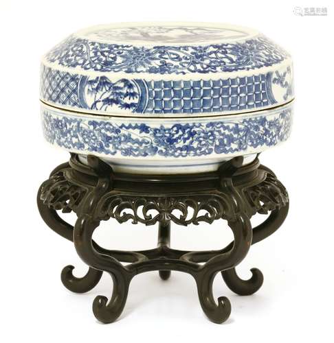 A Chinese blue and white box and cover