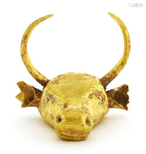 A Chinese gold model,of a buffalo's head, tested as approximately 18ct gold,4.5cm wide金水牛头像