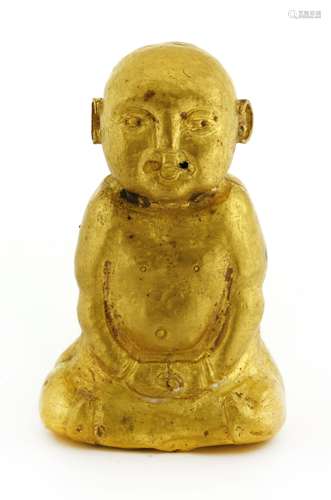 A gold figure,of a seated boy, tested as approximately 18ct gold,6cm high金童子像