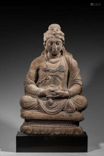 Bodhisattva assis en padmasana, il tient le vase à...