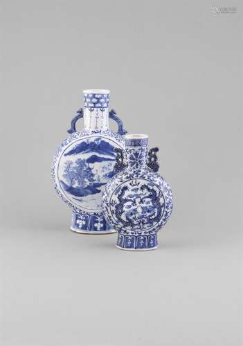 A 19TH CENTURY BLUE AND WHITE TWO-HANDELD MOON FLASK, of flattened circular form, painted to each
