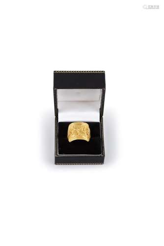 A GENTLEMAN'S GOLD RING, with adjustable coiled band, and broad lozenge shape panel chased and