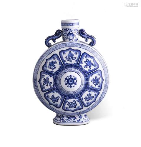 A MING REVIVAL ‘BIANHU’ BLUE AND WHITE MOON FLASK, 20th century, with a short cylindrical neck,