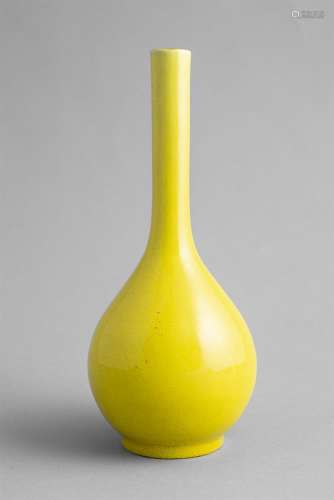 A YELLOW MONOCHROME PEAR-SHAPED BOTTLE VASE, late Qing Dynasty, 23.5cm high