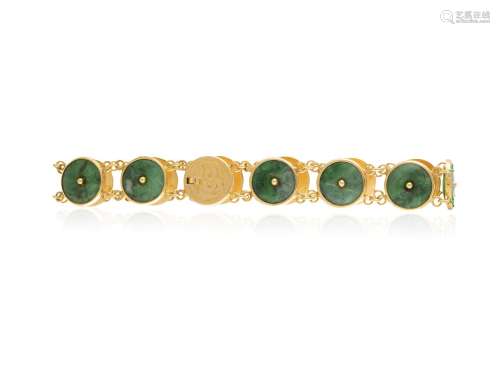 A JADEITE AND GOLD LINK BRACELET, composed of a series of jadeite jade links of circular form,