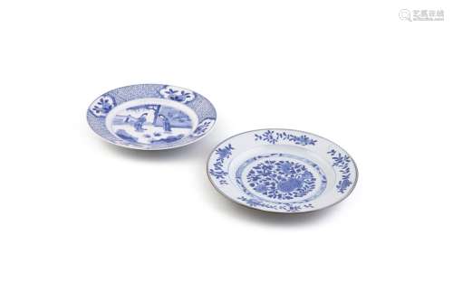 A BLUE AND WHITE 'LONG ELIZA' PATTERN DISH, KANGXI (1662-1722) painted to the centre with two ladies