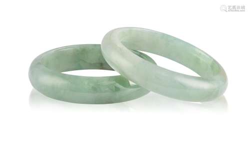 A PAIR OF SOLID JADEITE BANGLES, of plain design, inner circumference approximately 20.5cm, inner