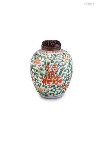 A WUCAI ENAMELLED PEONEY JAR WITH CARVED TIMBER COVER, KANGXI (1662-1722) of ovoid shape painted