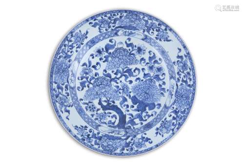A BLUE AND WHITE EXPORT PORCELAIN CHARGER, 18th century, with canted rim, painted with alternating