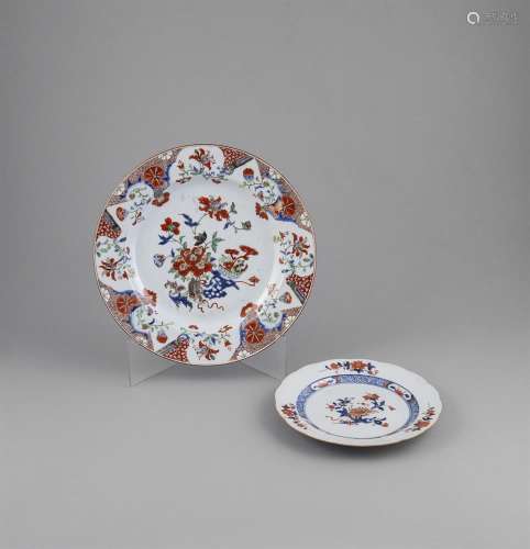 A LARGE FAMILLE ROSE PORCELAIN CHARGER, Qianlong period (1736 - 1795) of shallow circular form,