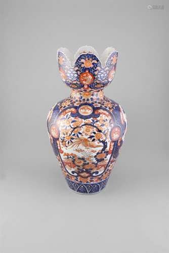 A LARGE EARLY 19TH CENTURY JAPANESE IMARI PORCELAIN VASE, with an open flower head top above a