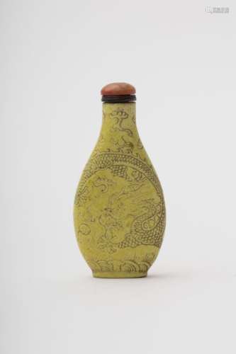 Gourd shaped snuff bottle China, Qing dynasty, Gua...