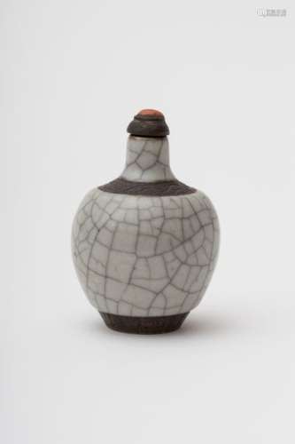Rotund Guan ware snuff bottle China, Qing dynasty,...