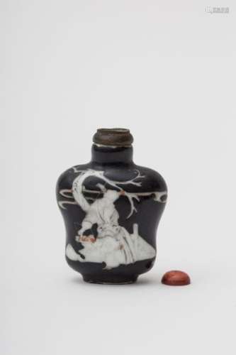 Wide shouldered snuff bottle China, Qing dynasty, ...
