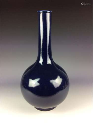 Fine Chinese porcleian vase, blue glaze, marked