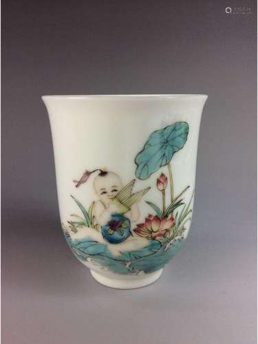 Fine Chinese porcelain cup, familee rose glazed, decorated and marked