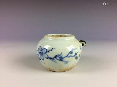 Chinese Yuan dynasty style B/W porcelain small round pot