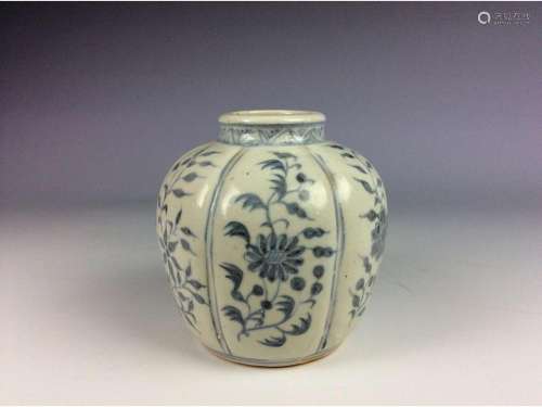 Chinese Ming style porcelain pot, blue and white glazed, decorated