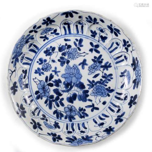 Blue and white lobed dish Chinese, Kangxi (1662-1722) central foliate design within a shaped border,