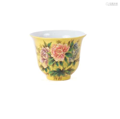 Porcelain beaker shaped cup Chinese, Republican Period decorated in famille rose enamels on a