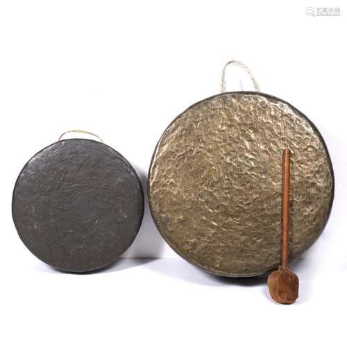 Two temple gongs Tibetan, 17th/18th century Both made of bronze, the first bearing an inscription 