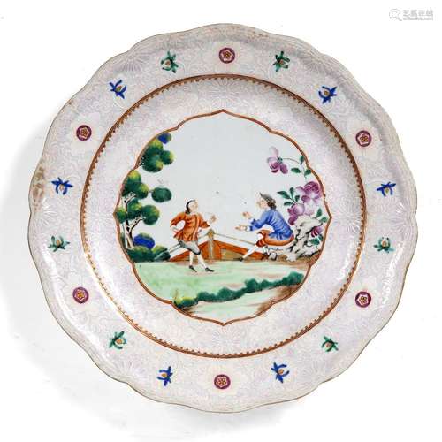 Famille rose export porcelain wavy-rimmed dish Chinese, Kangxi (1662-1722) decorated with a