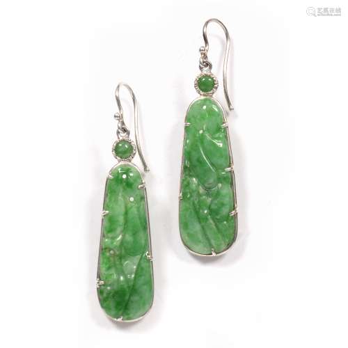 Pair of jade earrings Chinese mounted on silver metal. 4.5cm