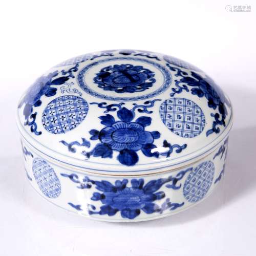 Blue and white porcelain bowl and cover Chinese, 19th Century with central flower and alternating