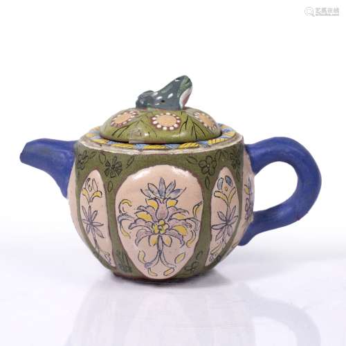 Small polychrome Yixing teapot Chinese painted with floral patterns, the lid finished with a frog