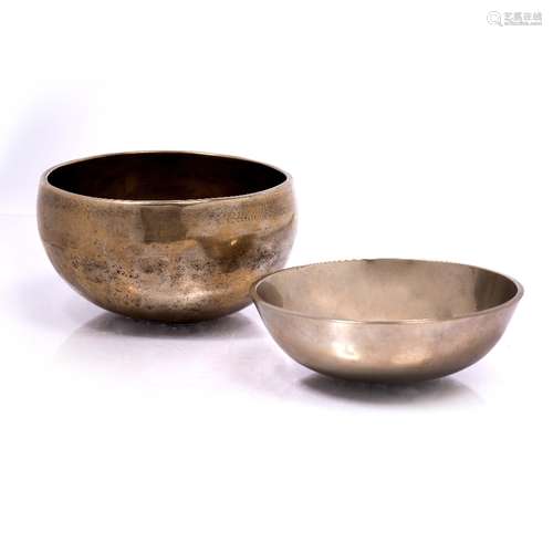 Two singing bowls Tibetan, 20th century made of alloyed bronze 12cm across (2)