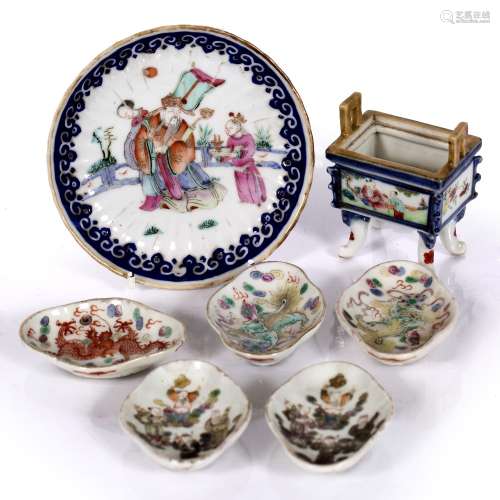 Porcelain tea bowl Chinese, 19th century decorated depicting a figure in official clothing with