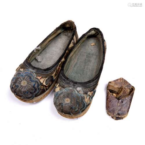 Pair of slippers Chinese decorated in floral fabric 14.5cm across