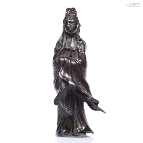 Bronze figure of Guanyin Chinese, 18th/19th century cast with flowing robes 15cm high