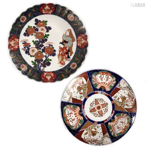 Large Imari charger Japanese, circa 1900 painted with two Geisha and flower spray 46cm and one other
