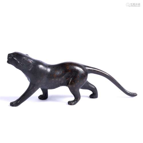 Bronze model of a strolling leopard Japanese, Meiji Period with head raised and tail extended,