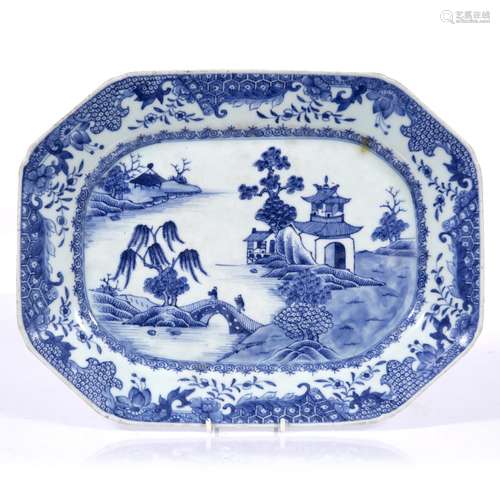 Export blue and white meat dish Chinese, circa 1800 with willow pattern design 35cm