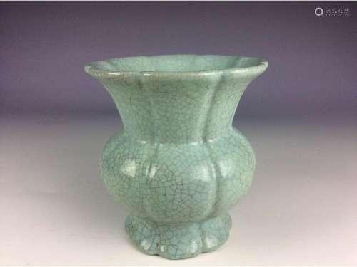 Fine Chinese crackled glaze pot