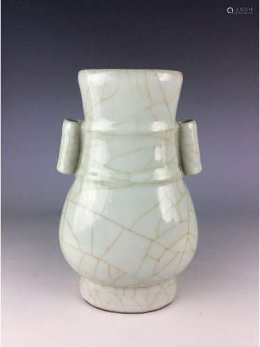 Chinese Song Guan style porcelain vase, white glazed, crackle lines decorated