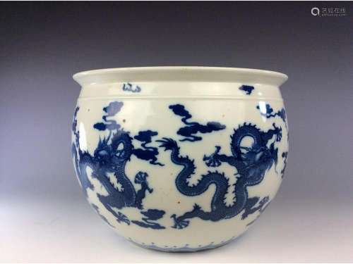 Chinese blue and white porcleian round pot painted with dragons and clouds.