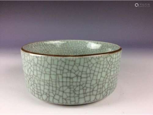 Chinese celadon crackled glaze round washer