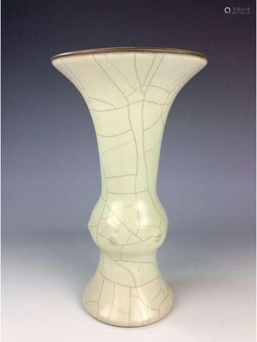 Chinese Song Guan style porcelain vase, white glazed, crackle line decorated