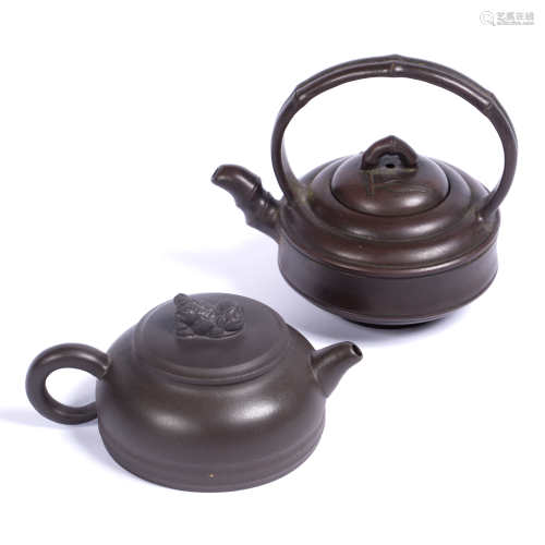 Teapot of squat rounded form Chinese, Xing with triple grooved moulding, cover with Buddhist lion