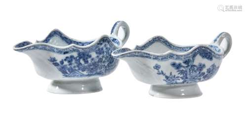 A pair of Chinese blue and white Nanking Cargo sauce