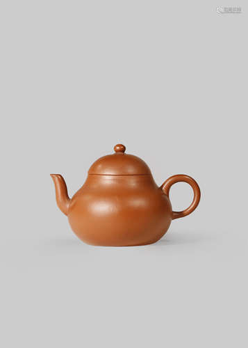 A SMALL CHINESE YIXING TEAPOT AND COVER