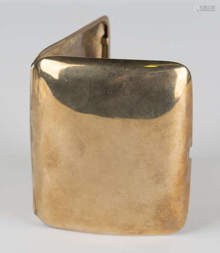 A 9ct gold curved rectangular cigarette case, London 1919 by Goldsmiths and Silversmiths Company,