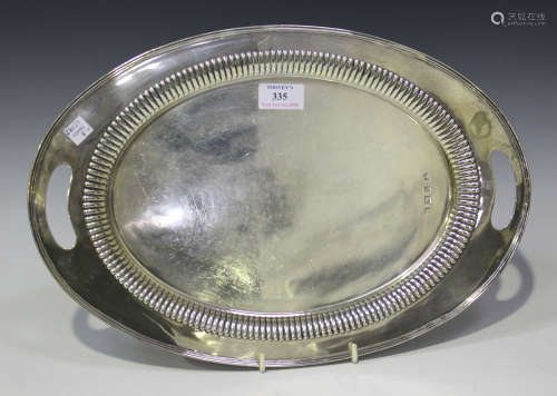 An Edwardian silver oval two-handled tray with reeded rim, Birmingham 1906 by Williams (Birmingham