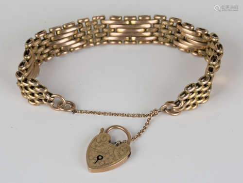 A 9ct gold chainlink bracelet with textured and plain decoration, with a 9ct gold heart shaped