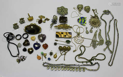 A group of jewellery, comprising eight heart shaped stone pendants, two agate rings, an agate