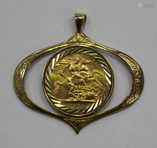 An Elizabeth II sovereign 1974, in a 9ct gold pendant mount with engraved decoration, length 4cm.