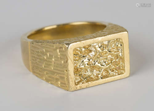A Kutchinsky 18ct gold rectangular signet style ring with bark textured decoration, London 1970,